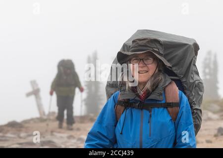 Karen Rentz Wandern auf dem Pacific Crest Trail an einem Tag leichten Regens in der Goat Rocks Wilderness, Gifford Pinchot National Forest, Washington State, Stockfoto