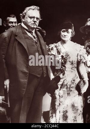 G.K. Chesterton und die Frau seines Bruders Cecil, Ada, nach der Hochzeitszeremonie von Adas Sekretärin, Miss Dunham, an G.H.N. Phillipps in London, England, 4. September 1933. Stockfoto