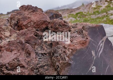 Vulkanisches Gestein, mit glatten und extrem rauen Formen von Lava, in der Nähe von Old Snowy entlang des Pacific Crest Trail in der Goat Rocks Wilderness, Gifford Pinc Stockfoto