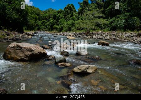 Kanarom Fluss in Serinim (Sorinim) Kota Marudu Sabah Malaysia Stockfoto