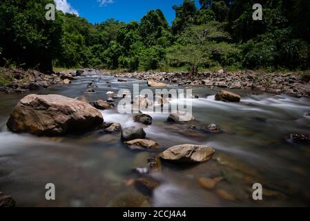 Kanarom Fluss in Serinim (Sorinim) Kota Marudu Sabah Malaysia Stockfoto