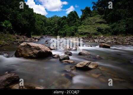 Kanarom Fluss in Serinim (Sorinim) Kota Marudu Sabah Malaysia Stockfoto