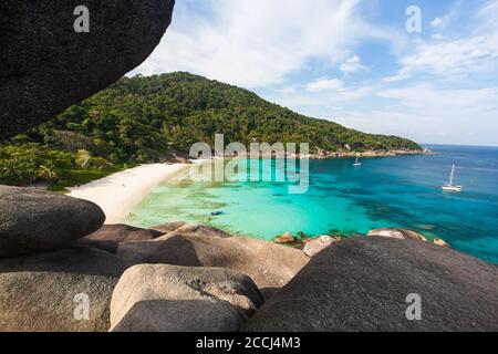 Ruhige Landschaft der Similan-Inseln am Sommermorgen, Blick vom Steinberg, hell türkisfarbenes Meerwasser, touristische Ziele in Thailand. Stockfoto