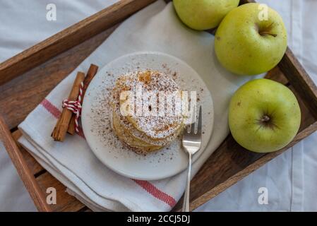 Herbstfrühstück: Pfannkuchen mit karamellisierten Äpfeln Stockfoto