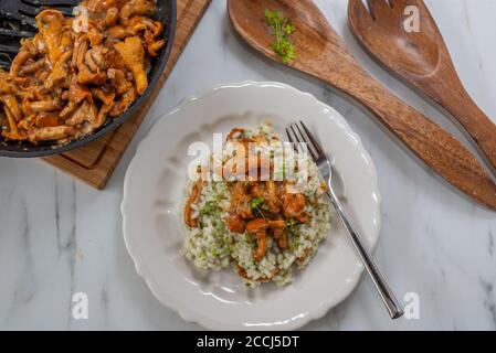 Hausgemachtes Risotto mit Pfifferlingen und Kräutern Stockfoto