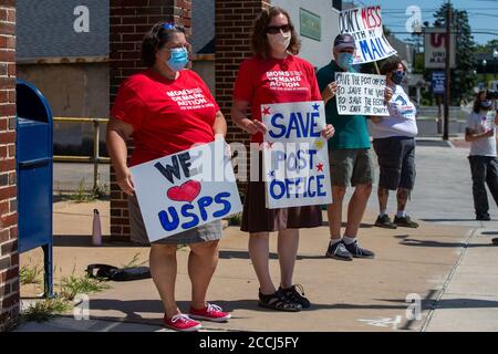 Williamsport, Usa. August 2020. Sue Furman (links) und Lauren Baumann Frisco von der lokalen Moms Demand Action Gruppe halten Schilder auf einer Save the Post Office Kundgebung im Newberry Station Post Office in Williamsport, Pennsylvania. Die Proteste vor den örtlichen Postämtern in den Vereinigten Staaten wurden MoveOn, SEIU, NAACP, Indivivisible und andere organisiert, um das Postamt zu retten und den Rücktritt von Postmeister General Louis DeJoy zu fordern. (Foto von Paul Weaver/Pacific Press) Quelle: Pacific Press Media Production Corp./Alamy Live News Stockfoto
