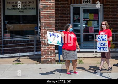 Williamsport, Usa. August 2020. Sue Furman (links) und Lauren Baumann Frisco von der lokalen Moms Demand Action Gruppe halten Schilder auf einer Save the Post Office Kundgebung im Newberry Station Post Office in Williamsport, Pennsylvania. Die Proteste vor den örtlichen Postämtern in den Vereinigten Staaten wurden MoveOn, SEIU, NAACP, Indivivisible und andere organisiert, um das Postamt zu retten und den Rücktritt von Postmeister General Louis DeJoy zu fordern. (Foto von Paul Weaver/Pacific Press) Quelle: Pacific Press Media Production Corp./Alamy Live News Stockfoto