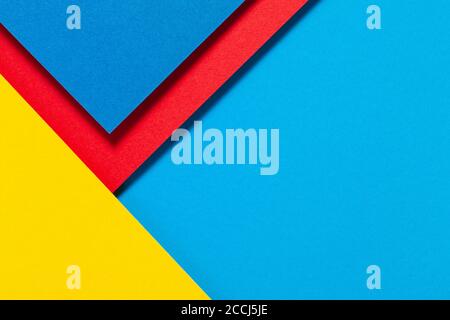 Abstrakte Farbpapiere Geometrie flach Lay Komposition Hintergrund mit blauen, gelben und roten Farbtönen Stockfoto