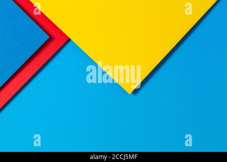 Abstrakte Farbpapiere Geometrie flach Lay Komposition Hintergrund mit blauen, gelben und roten Farbtönen Stockfoto