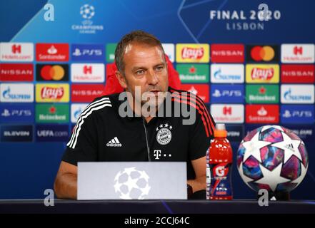 (200823) -- LISSABON, 23. August 2020 (Xinhua) -- Hans-Dieter Flick, Cheftrainer des FC Bayern München, spricht vor ihrem UEFA Champions League Finale gegen Paris Saint-Germain im Estadio do Sport Lisboa e Benfica in Lissabon, Portugal, 22. August 2020, mit den Medien. (UEFA/Xinhua) Stockfoto