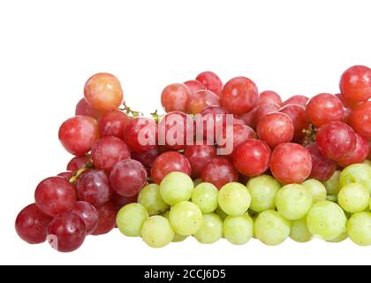 Trauben aus grünen Trauben mit roten Trauben und Wassertropfen darauf, isoliert auf weißem Hintergrund. Stockfoto