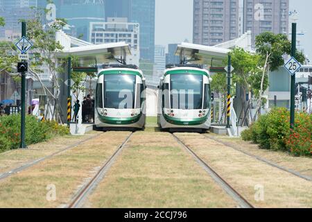 KAOHSIUNG, TAIWAN - CIRCA Juni 2018:das neu eröffnete Kaohsiung Light Rail System / Circular Light Rail im Pier 2 Art District Stockfoto