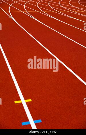 Nahaufnahme der weißen Linien auf der roten Stadion-Laufstrecke Stockfoto