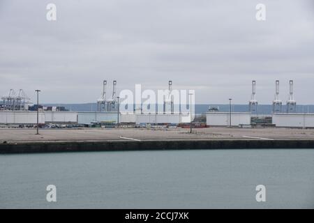 Leerer Hafen Le Havre in Frankreich mit hochgedrehten Portalkranen ohne Bewegung aufgrund des reduzierten Verkehrs im Hafen durch Coronavirus, COVID-19. Stockfoto