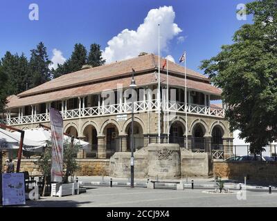 NICOSIA, ZYPERN - 09/11/2018: Die britischen Kolonialgerichte, jetzt öffentliche Ämter auf Atatürk Platz in der Hauptstadt Nicosia. Stockfoto