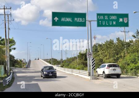 Straße nach Pueblo Akumal, kleines Touristenresort am Strand - Riviera Maya Gegend auf der Yucatan Halbinsel. Stockfoto