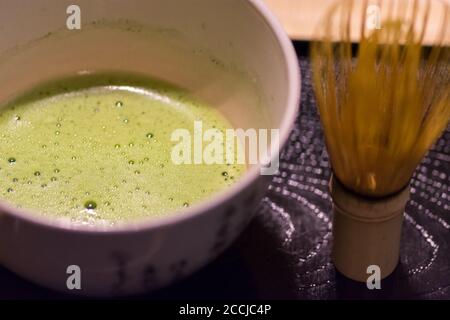 Zeremonielle Vorbereitung und Präsentation von japanischem, pulverförmigen grünen Tee Matcha, ein wichtiger Teil der japanischen Kultur Stockfoto