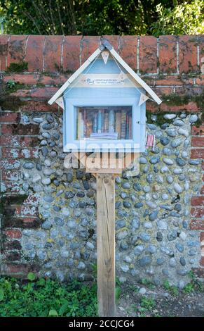 Möglicherweise kleinste libary der Welt in norfolk england uk. Teil einer Buchaustauschinitiative in der Gemeinschaft, bei der Menschen Buch nehmen und verlassen können. Stockfoto