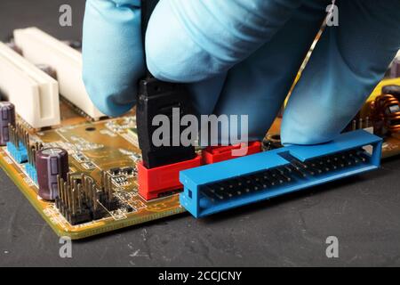 Serieller ATA-Anschluss des Kabels mit Computer-Mainboard, selektiver Fokus Stockfoto