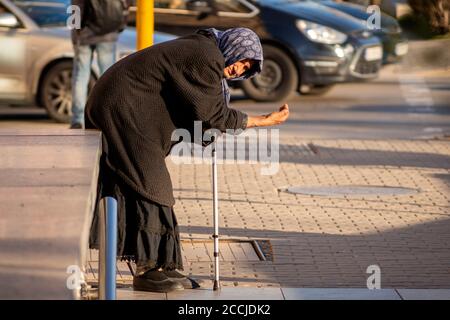 Einsame Seniorin bettelt um Geld auf den Straßen von Sofia Bulgarien, Osteuropa, Balkan, EU Stockfoto