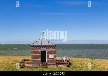 Hindeloopen, Friesland, Niederlande - 5. August 2020: Nationales Wasserpegelhaus oder Rijkspeilschaal in Hindeloopen in Friesland Niederlande Stockfoto