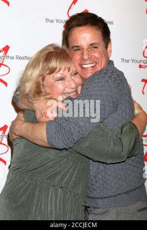 LOS ANGELES - MÄR 26: Beth Maitland, Christian LeBlanc im The Young and the Restless feiern am 26. März 2018 in Los Angeles, CA ihr 45. Jubiläum in der CBS Television City Stockfoto