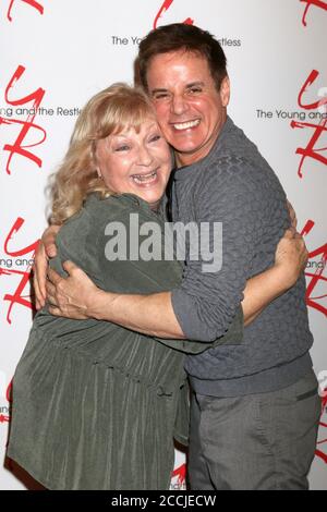 LOS ANGELES - MÄR 26: Beth Maitland, Christian LeBlanc im The Young and the Restless feiern am 26. März 2018 in Los Angeles, CA ihr 45. Jubiläum in der CBS Television City Stockfoto