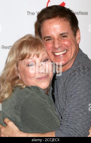 LOS ANGELES - MÄR 26: Beth Maitland, Christian LeBlanc im The Young and the Restless feiern am 26. März 2018 in Los Angeles, CA ihr 45. Jubiläum in der CBS Television City Stockfoto