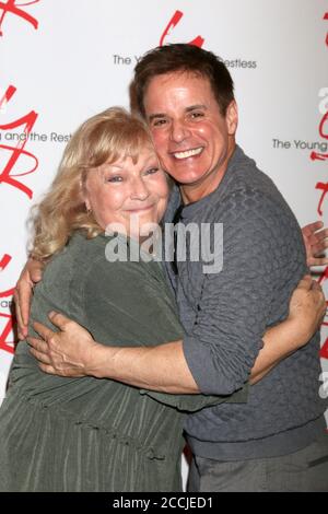 LOS ANGELES - MÄR 26: Beth Maitland, Christian LeBlanc im The Young and the Restless feiern am 26. März 2018 in Los Angeles, CA ihr 45. Jubiläum in der CBS Television City Stockfoto