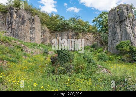 Eine Felswand mit einer Säule davor in der Mittagssonne. Stockfoto