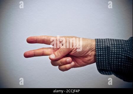 Konzept für Stein Schere Papier Spiel, Schere Geste Stockfoto