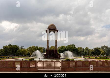 Blick auf den zentralen Baldachin hinter dem berühmten India Gate Denkmal in Neu Delhi Stockfoto