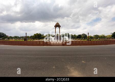 Blick auf den zentralen Baldachin hinter dem berühmten India Gate Denkmal in Neu Delhi Stockfoto