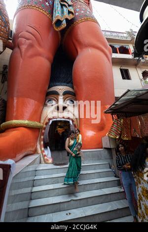 Eine Nahaufnahme des Eingangs des imposanten Statue von Hanuman in der Nähe der Jhandewala U-Bahn-Station in Neu-Delhi Stockfoto