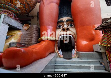 Eine Nahaufnahme des Eingangs des imposanten Statue von Hanuman in der Nähe der Jhandewala U-Bahn-Station in Neu-Delhi Stockfoto