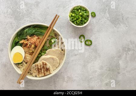 Miso Ramen Asiatische Nudeln mit Ei, Huhn und pak Choi Kohl in Schüssel. Japanische Küche. Stockfoto