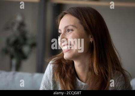 Glückliche junge Frau schauen in der Ferne denken träumen Stockfoto