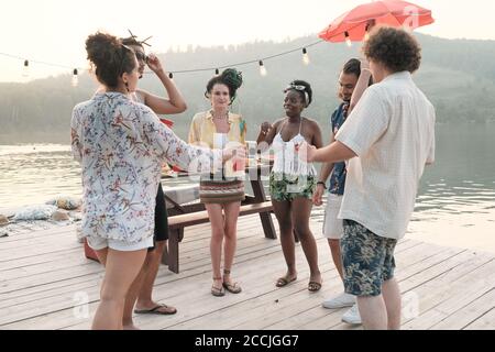 Gruppe junger Leute, die auf einem Pier im tanzen Party Stockfoto