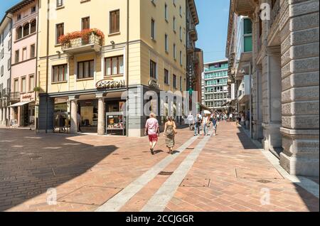 Lugano, Tessin, Schweiz - 27. Juli 2018: Blick auf die Straße mit Menschen und Geschäften im Zentrum von Lugano, Stadtszene, Schweizlan Stockfoto