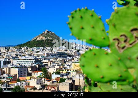 Griechenland, Athen, Juni 16 2020 - Athen Stadtansicht aus dem Bereich Anafiotika im Plaka-Viertel mit Lycabetus-Hügel im Hintergrund. Stockfoto