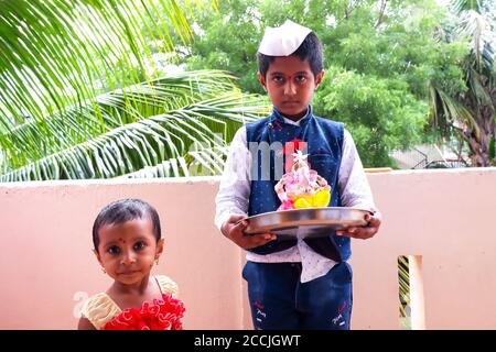 Kalaburagi, Karnataka/Indien-August 22.2020: Kinder bringen das Ganesha Idol nach Hause für Ganesha chaturthi Stockfoto