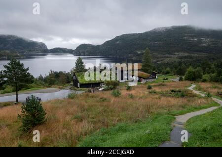 Traditionelle norwegische Holzhäuser mit Gras auf dem Dach. Typische norwegische Architektur Stockfoto