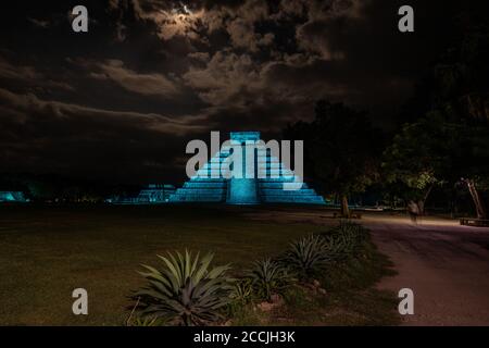 Nachtansicht der Maya-Pyramide von Kukulcan El Castillo mit blauem Licht bei Nacht. Ruinen der alten Maya-Stadt, Stockfoto