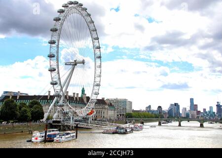 London Eye von der anderen Seite der Themse aus gesehen.das lastminute.com London Eye ist eine der Top-Besucherattraktionen der Hauptstadt und wurde erst im vergangenen Monat mit reduzierten Passagieraufkommen wieder eröffnet. Die Warteschlangen sind nicht auf ihren vorherigen Ebenen, aber sie erreichen nach draußen. Besucher müssen jedoch Gesichtsmasken tragen, um zu reiten. Stockfoto