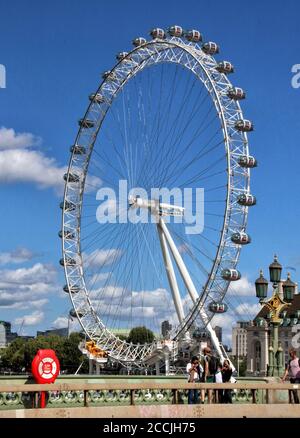 London Eye von der Westminster Bridge aus gesehen.das lastminute.com London Eye ist eine der wichtigsten Sehenswürdigkeiten der Hauptstadt und wurde erst im vergangenen Monat mit reduzierten Passagieraufkommen wieder eröffnet. Die Warteschlangen sind nicht auf ihren vorherigen Ebenen, aber sie erreichen nach draußen. Besucher müssen jedoch Gesichtsmasken tragen, um zu reiten. Stockfoto