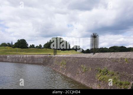 Blick auf die Befestigungsanlagen und Kanäle der Festungsstadt Naarden In den Niederlanden Stockfoto