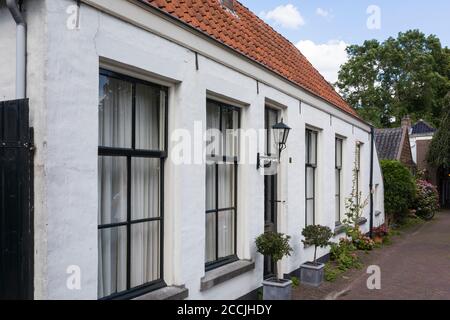 Malerische alte weiße Häuser in der alten Festungsstadt von Naarden in den Niederlanden Stockfoto