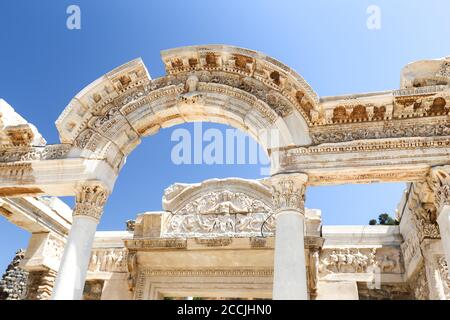 Tempel des Hadrian in der antiken Stadt Ephesus, Izmir, Türkei Stockfoto