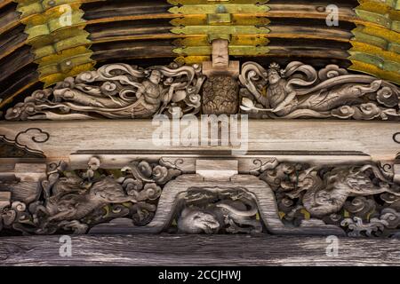 Dachdekorationen auf Tokugawa Familie Mausoleum auf Koyasan (Mt. Koya), dem ersten Tokugawa Shogun Ieyasu, Präfektur Wakayama, Japan gewidmet Stockfoto