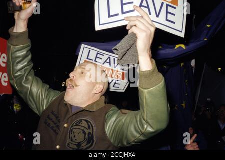 Befürworter des Brexit versammeln sich auf dem Parliament Square und stellen sich Gegen Anti-brexit-Demonstranten, da im Parlament ein Deal gemacht wird Zum Austritt Großbritanniens aus der Europäischen Union Stockfoto